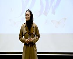 اجرای پگاه کاظمی در دومین دوره مسابقات ملی‌ ارائه سه‌ دقیقه‌ای (بخش پژوهش)